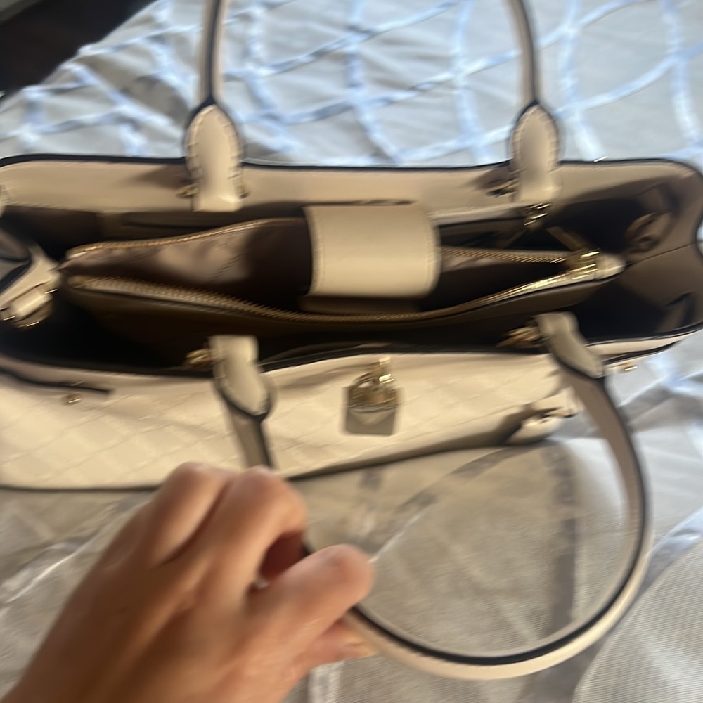 Hi. I’m selling my mk tote. Hardly used 2-3 times. Still in very good condition - Picture 2 of 2